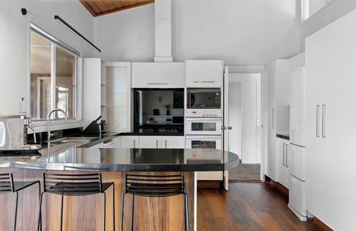 Waipahihi House | The Manor - Spa, Sauna, Trampoline and Huge Grounds