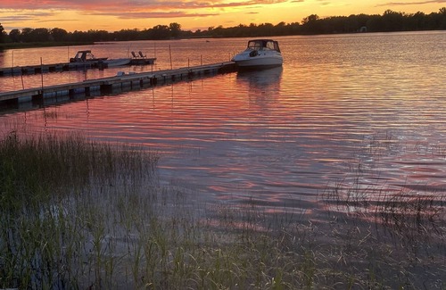 Henryville Cabin | The memory box at the edge of the navigable water
