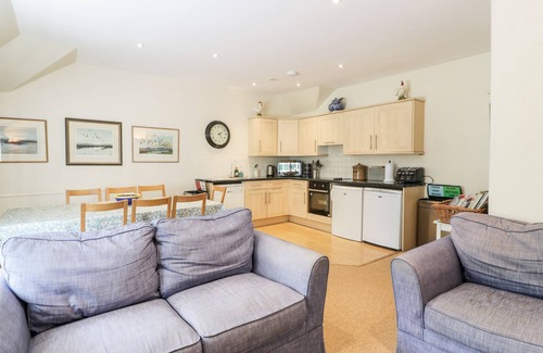 Newbridge Apartment | THE MEWS FLAT, pet friendly in Dalswinton
