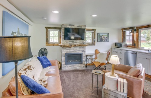Turnerville House | 'The Michie Milking Parlor' Bedford Hideaway!