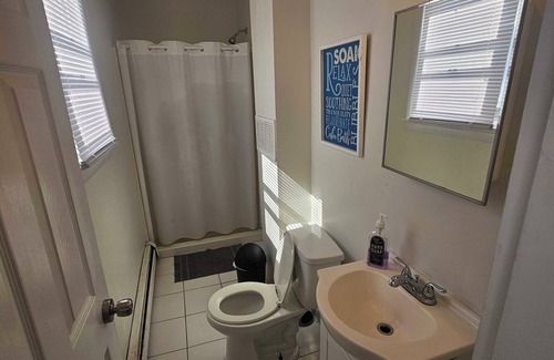 North Providence Apartment | The Middle flight Spacious 4-bedroom apartment with AC in North Providence