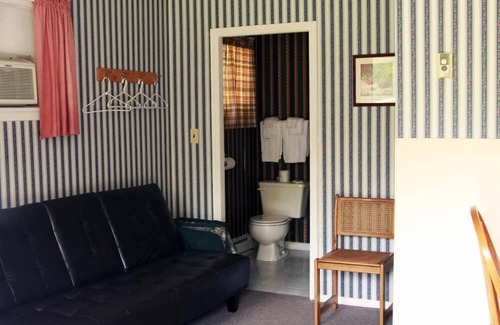 Pleasant Bay Hotel | The Mountain View Motel & Cottages