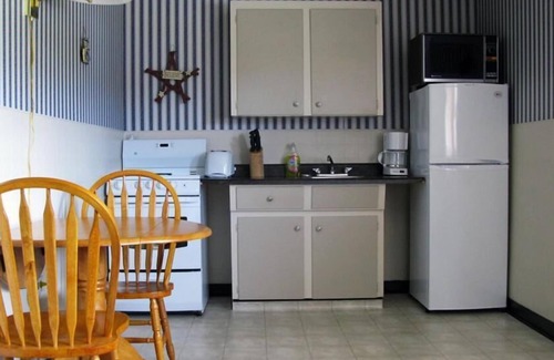 Pleasant Bay Hotel | The Mountain View Motel & Cottages