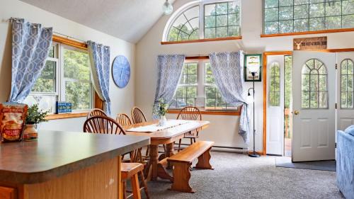 Briar Crest Woods Ski Chalet | The Nest at Brier Crest by AvantStay Game Room Expansive Deck Fire Pit