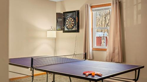 Briar Crest Woods Ski Chalet | The Nest at Brier Crest by AvantStay Game Room Expansive Deck Fire Pit