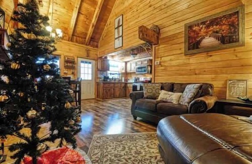 Pigeon Forge Cabin | The Nest - Pickle Ball, Firepit, Hot Tub, Mt Views