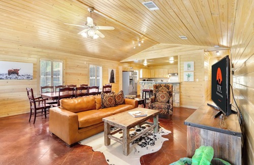 Wimberley House | The Oak Lodge - 3 Bedroom Cabin with Swimming Pool Access! Close to Downtown