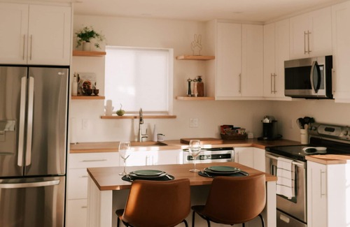 Upper Ten Oaks House | The Oak Suite! Moments Away From Ledgeview Golf Club, Local Wineries And Shops!