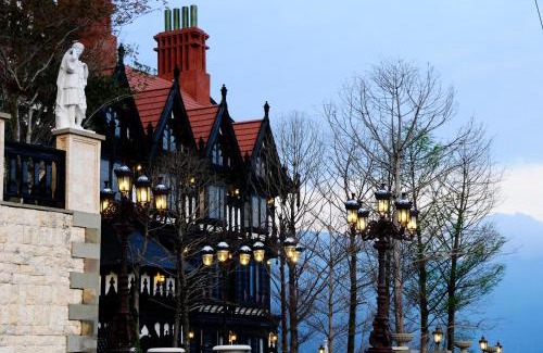 Ren'ai House | The Old England Manor