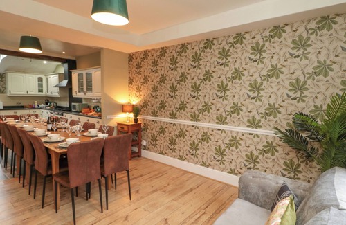 Shipton Cottage | THE OLD POST OFFICE, pet friendly, with a garden in York