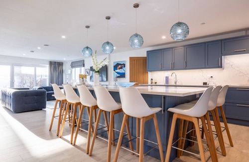 Rhosneigr House | The Old Pottery: Spacious 6‑Bed Beach House Sleeping 12 in Rhosneigr | Managed by Anglesey Holiday L