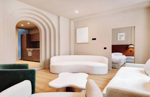 Saint-Merri Apartment | The old-world charm of Marais &its narrow cobblestone streets&hidden courtyards