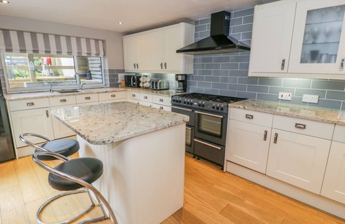 Llanengan Cottage | THE ORCHARD, pet friendly, with hot tub in Abersoch
