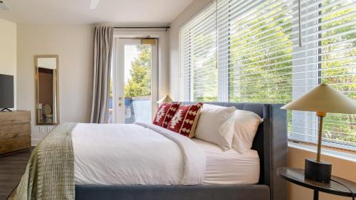 Five Points House | The Outrider by AvantStay Chic Stay Close to Broadway
