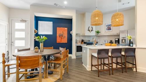 Five Points House | The Outrider by AvantStay Chic Stay Close to Broadway