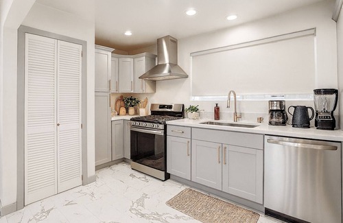 Hawthorne House | The Pacific Nest · 10min from LAX · BBQ · EV