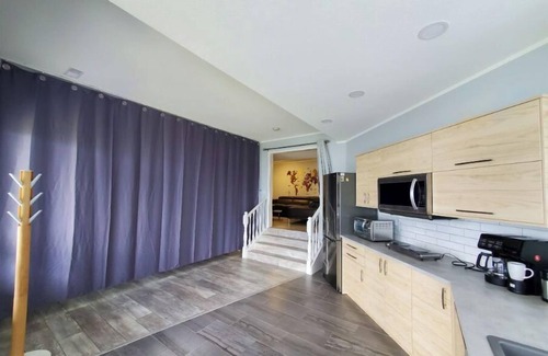 Central Okanagan Apartment | The Peach Sunrise Studio - Panoramic Lake Views!