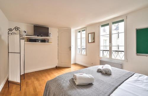 Arsenal Apartment | The Perfect Parisian 2 bdrs flat at Le Marais