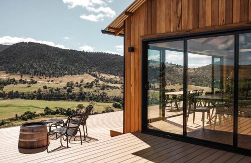 Broadmarsh Villa | The Picker's Hut - Luxury Farm Stay