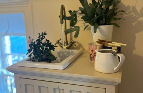 Carrickfergus Cottage | The Pink Cottage Upstairs Suite and Secret Garden. beautiful walks & sea view.