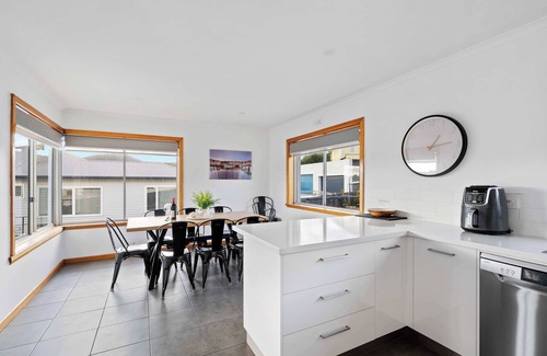 Warrane House | "The Residential Retreat" - Sleeps 15, 3.5 Bath