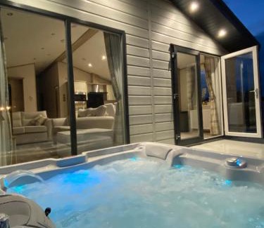 Chapel Saint Leonards Apartment | The Retreat 21 Lodge- Hot Tub, pet friendly, WiFi, bath - Golden Palm Resort - Meadow Lakes Caravan & Lodge Hire