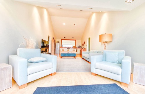 Te Ngaire House | The Retreat: Luxury private hillside beach villa @ Te Ngaere Bay - 2 bedroom