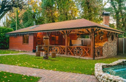 Great Paxton Apartment | The Retreat Sauna & Hot Tub Boutique Rooms