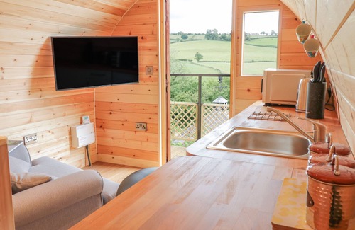 Llanfair Caereinion Cottage | THE RHIW, pet friendly, with hot tub in Llanfair Caereinion