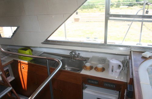 Mawr Boat Rental | The Rose 37ft Lakeside Yacht inc Hot Tub