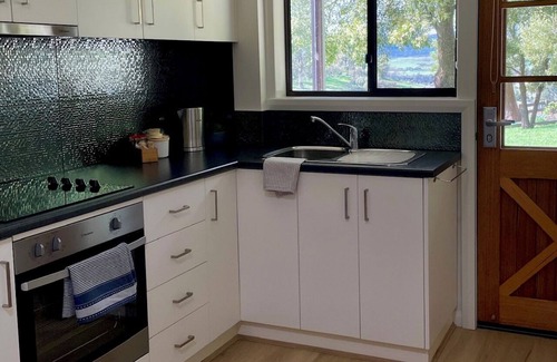 Relbia House | The Rosella - One-bedroom cottage at Bundaleera Vineyard