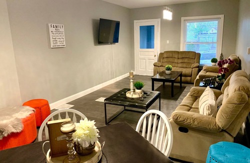 Downtown Niagara Falls House | The Roulette Duplex-Private Yard&Parking
