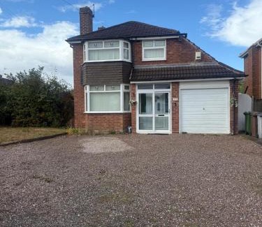 Little Hay House | The RS Inn Cozy Homestay Premium Private Rooms With Parking Near Birmingham Airport, Lake Park For Solo, Couples & Family