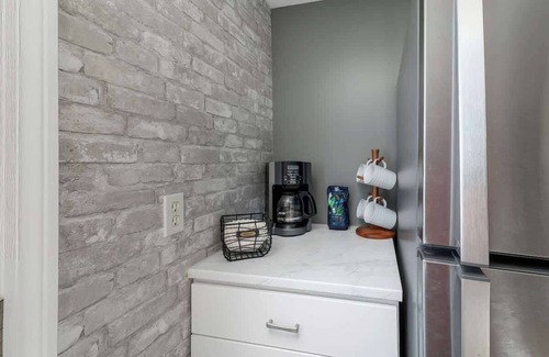 Hampton Apartment | The Salty Oyster - Amazing Deck and Short Walk to beach!