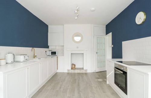 Sutton-on-Sea Cottage | THE SEASIDE RETREAT, pet friendly, with a garden in Sutton-On-Sea