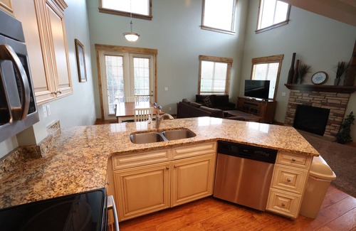 Garden City House | The Seasons - Bonneville (Unit C) - 3 Bedroom 2.5 Bathroom Condo Is Ready For Your Summer Holiday!