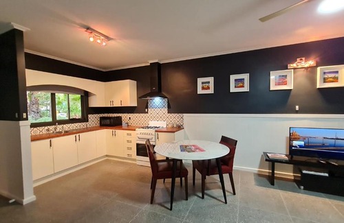 Port Pirie South Apartment | The Settler - Stylish One Bedroom Living