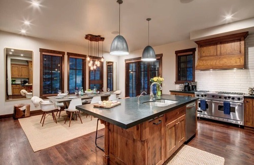 North Park City House | The Silver Star - Ski In/Out 5BR - PC Luxury!