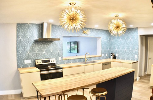 Largo House | The Sputnik Sleeps 20 Pool 10 minutes to Beaches Family-Friendly