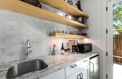 Fredericksburg House | The Stables Suite Two-1 block to Main Street!