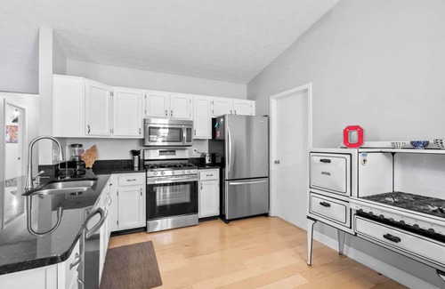 Columbus House | The Suburban Nest - For 6!