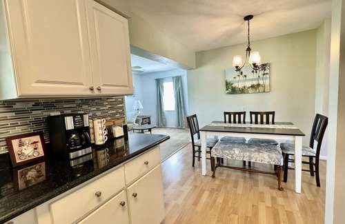 Williamsdale Square House | The Teal Turtle