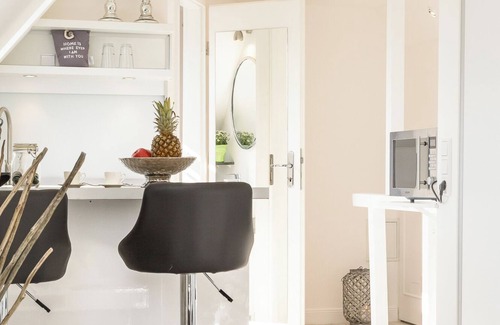 Tinnum Apartment | The Tessa apartment is located in the middle of the roof with its light-flooded