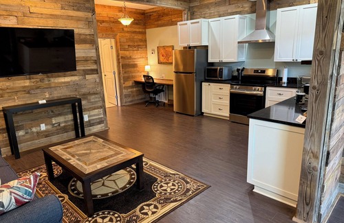 Kilgore House | The Texas Roost - 1-bedroom country guest house 7.4 miles to Kilgore College.