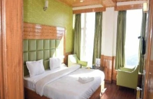 Knollswood Hotel | the town ville