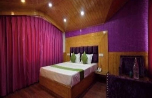 Knollswood Hotel | the town ville