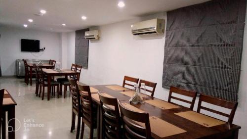 Thoraipakkam Hotel | The Townhall (Unit of Prohotel)