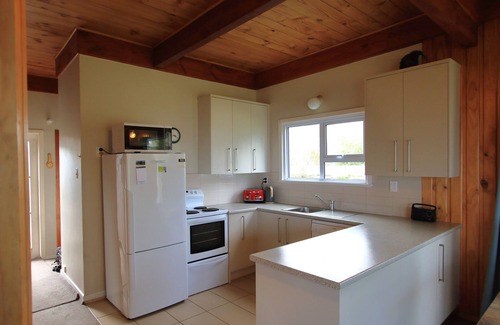 Kuratau House | The Toy Bach - Absolute Lake frontage