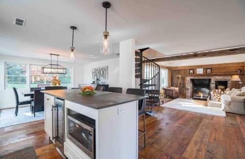 West Dover House | The Villa - Industrial Farmhouse with Hot Tub