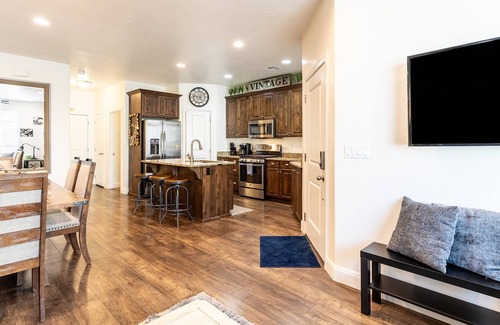 Washington House | The Vintage- Poolside 3 bed 2.5 bath